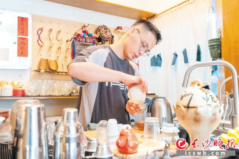 杜富能正在茶馆内泡茶。 长沙晚报全媒体记者 颜家文 实习生 何姿慧摄影报道